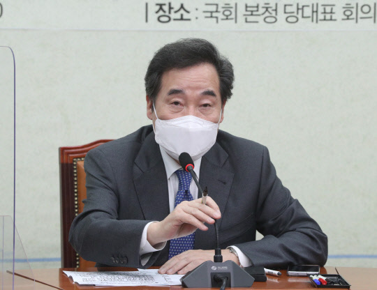 이낙연 민주당 대표가 14일 국회에서 열린 설 민심 기자간담회에서 발언하고 있다. 연합뉴스